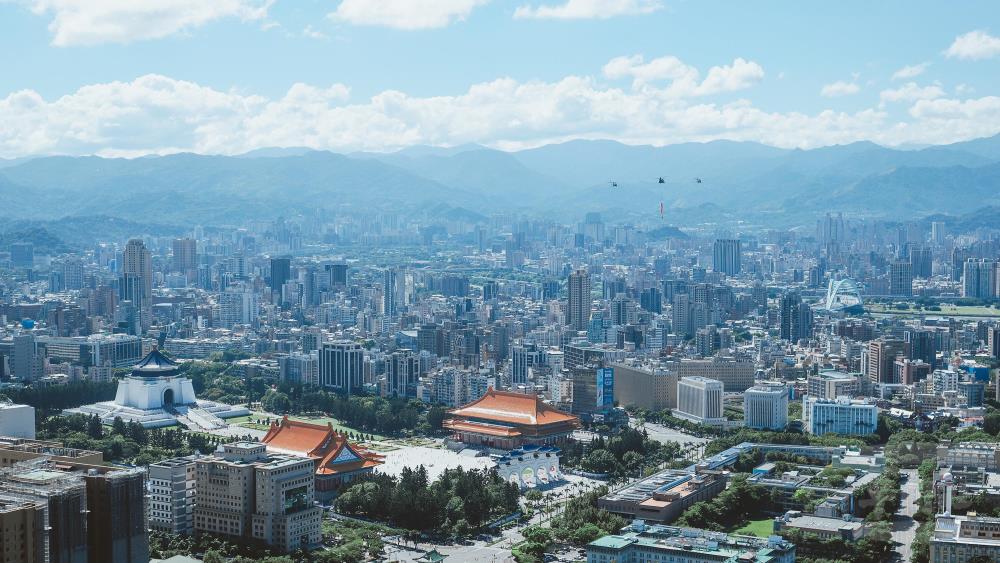 國旗機隊在藍天白雲下顯得格外美麗。（軍聞社記者陳軍均攝）