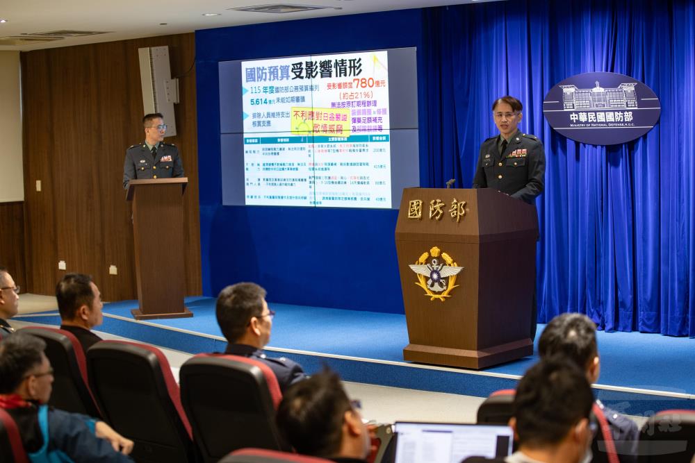 主計局歲計處處長陳少將針對國防部公務預算內容進行說明。（軍聞社記者王茗生攝）