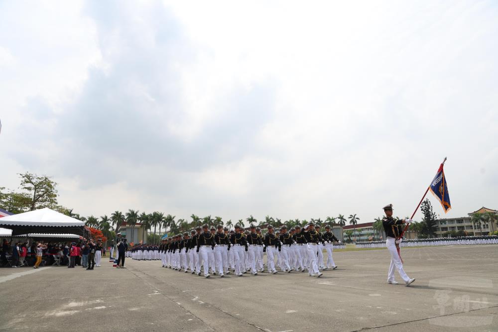 海軍官校學生進行閱兵分列式。（軍聞社記者林澤廷攝）