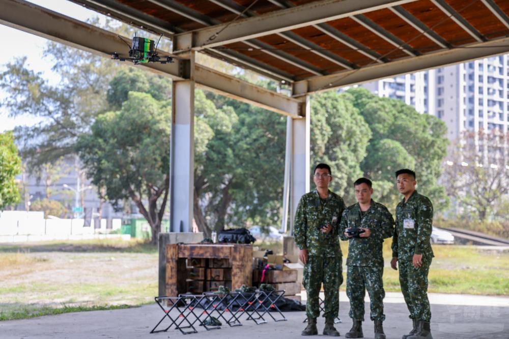 教官全程監看飛行畫面並即時指導修正，提升官兵臨場反應與無人機戰術運用能力。（青年日報提供）