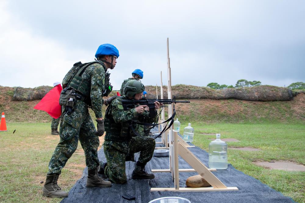 召員結合戰術射擊障礙板，迅速轉換立姿、跪姿及臥姿射擊。（軍聞社記者王進福攝）