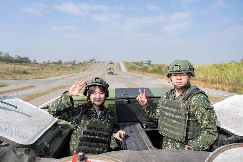 學員乘坐雲豹八輪甲車，感受甲車馳騁的震撼體驗。（軍聞社記者林庭暉攝）