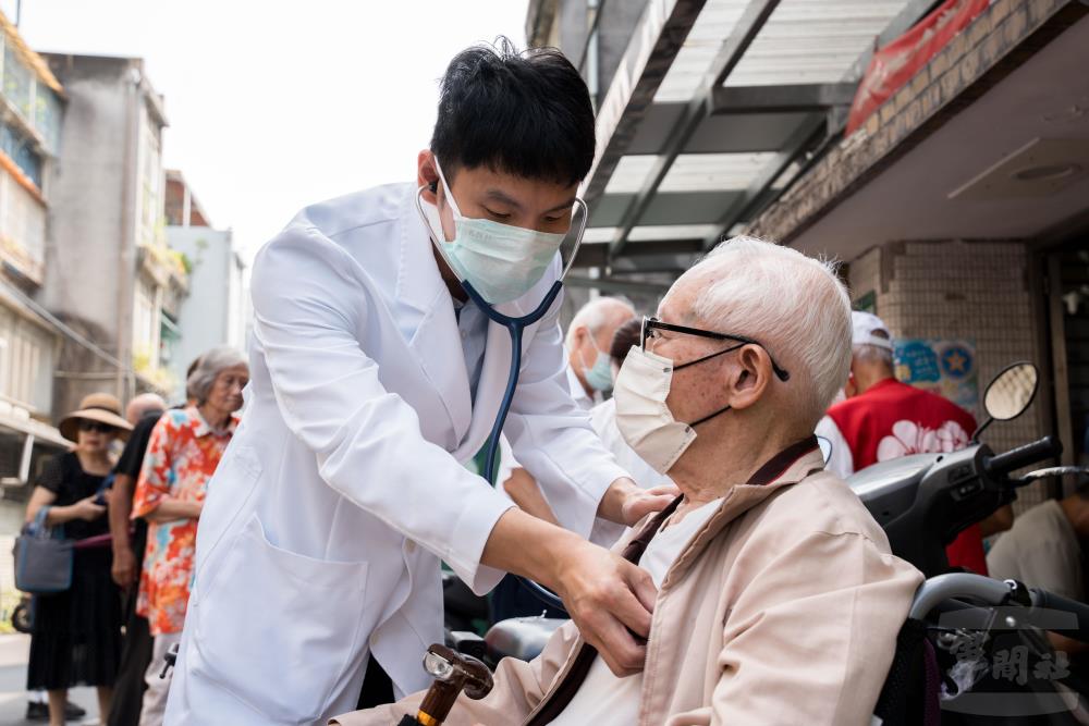 三軍總醫院松山分院醫療人員於接種前確認長者身體狀況。（軍聞社記者李恬恬攝）