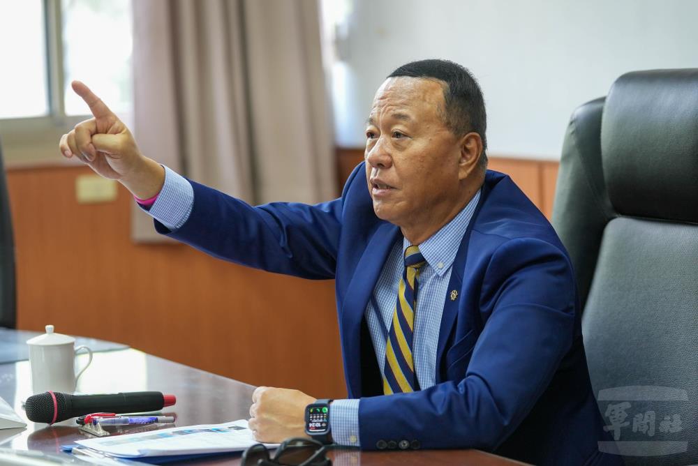 柏副部長聽取嘉義後備指揮部任務簡報，提出工作指導。（軍聞社記者侯凱議攝）