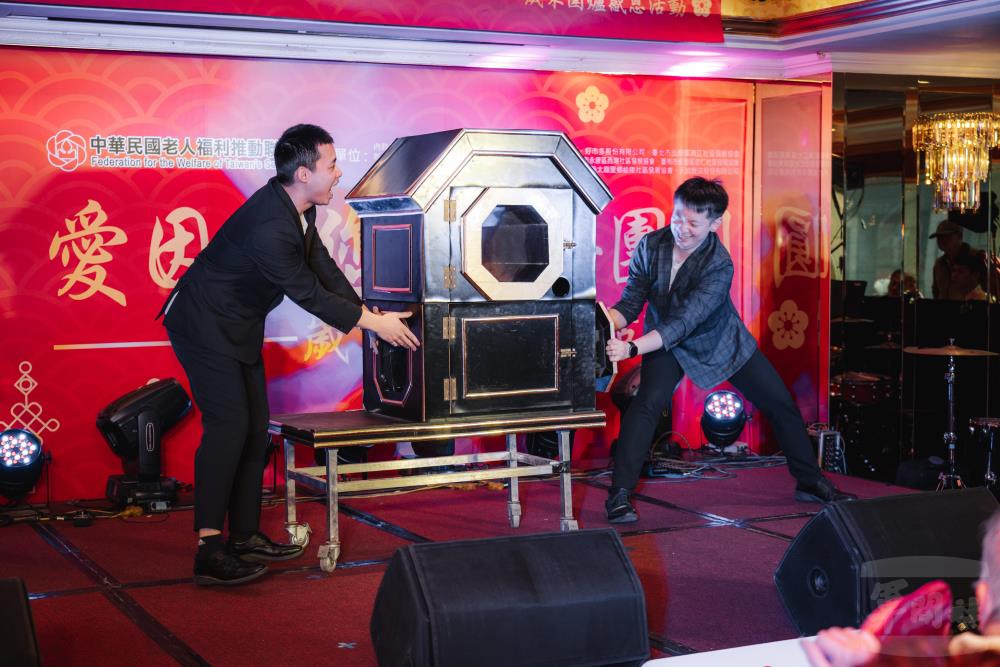 替代役公益大使團透過音樂、舞蹈及魔術等多元才藝，將青春活力注入社會角落。（軍聞社記者陳彥樺攝）