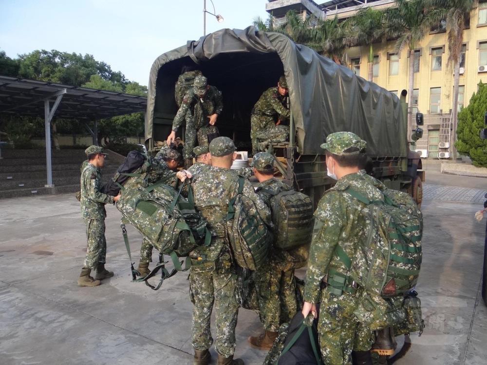 584旅人員、裝備裝載，前往災區投入救災。（第六軍團提供）
