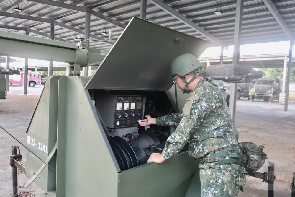 官兵實施照明尾燈測試。（第五作戰區提供）