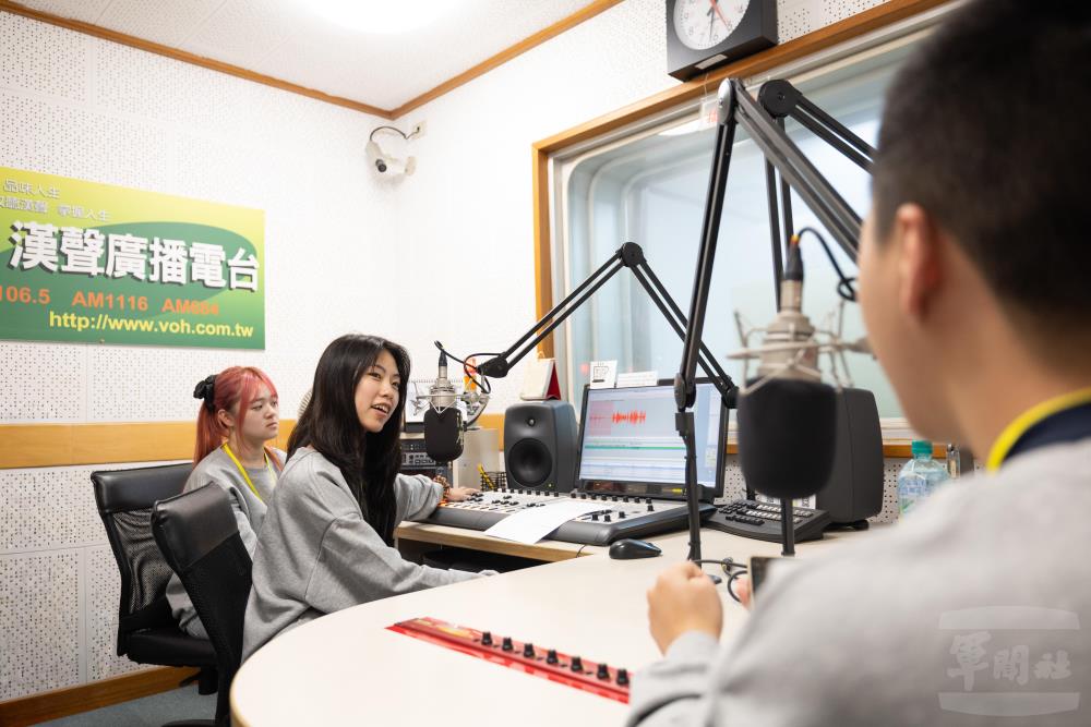 學員體驗廣播節目製作。（軍聞社記者吳柏融攝）