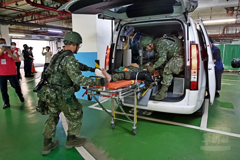 陸軍4支部衛生營結合高雄榮總演練大量傷患處置，載運傷患後送至醫療區。（青年日報提供）
