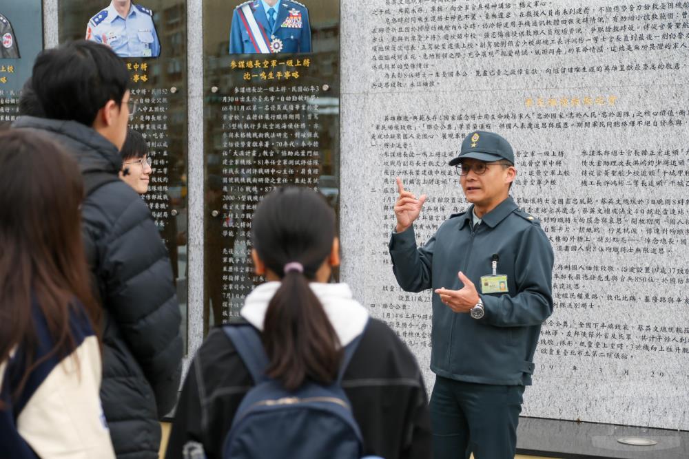 社員參訪0102專區，並由樓處長實施解說。（軍聞社記者侯凱議攝）