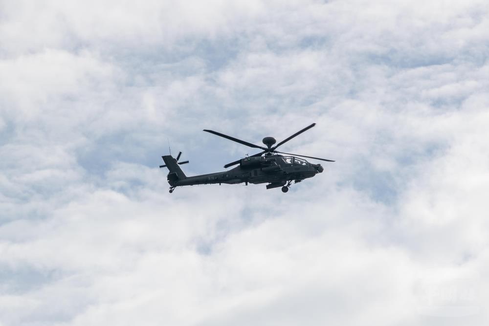 陸航第1特遣隊AH-64E阿帕契直升機對當面之敵進行空中攻擊。（軍聞社記者王進福攝）