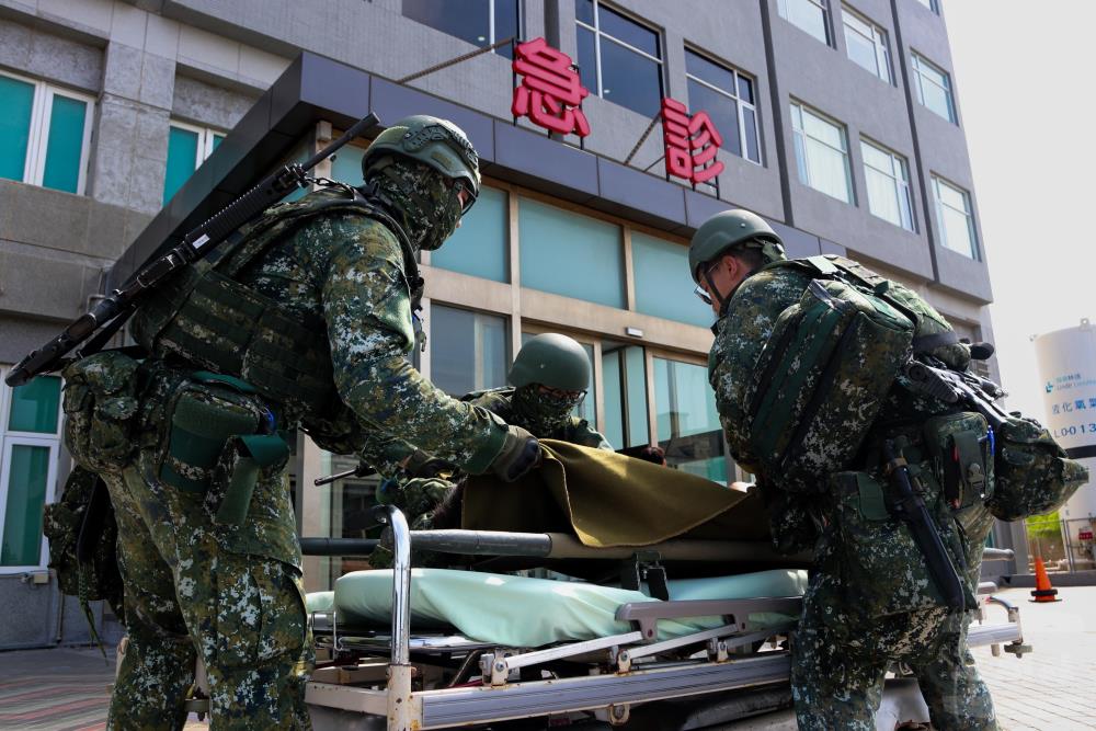 一支部衛生連將傷患後送至地區醫院。（一支部提供）