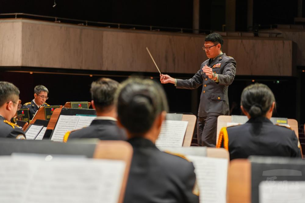 陳大隊長指揮樂隊演出《麥哲倫航向未知大陸的挑戰》。（軍聞社記者陳傳奇攝）
