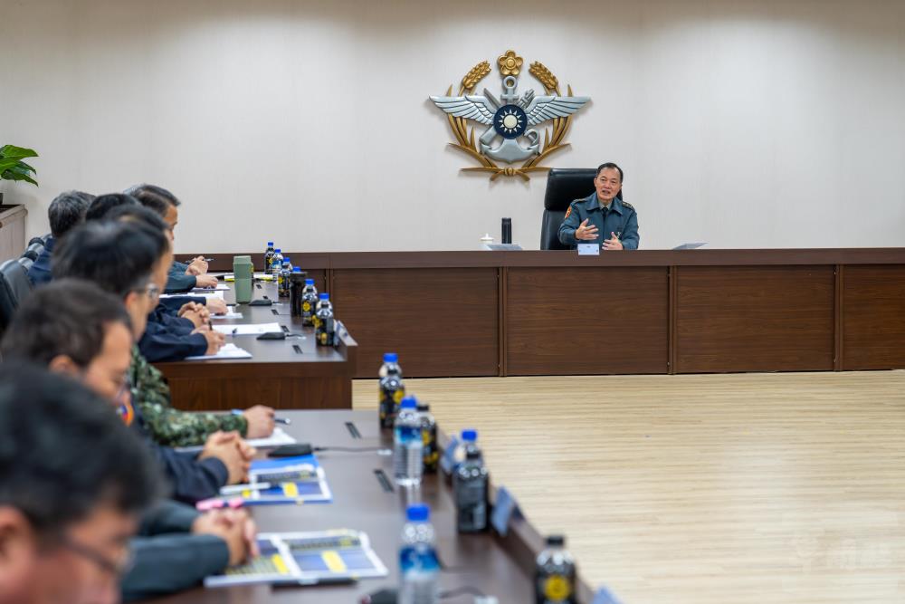 鍾副部長期勉發揮組織功能，提升國軍採購作業品質與效能。（軍聞社記者吳冠萱攝）