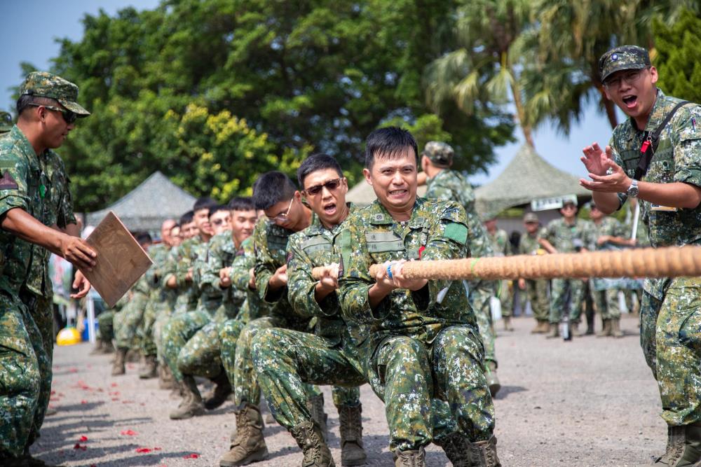 隊慶活動中安排拔河比賽，參賽官兵爭取佳績。（軍聞社記者王進福攝）
