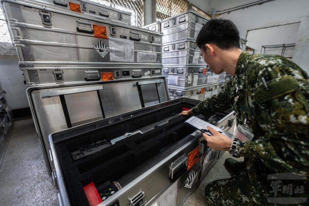 幹部清點庫儲Altius-600M攻擊型無人機。（軍聞社記者文仁攝）