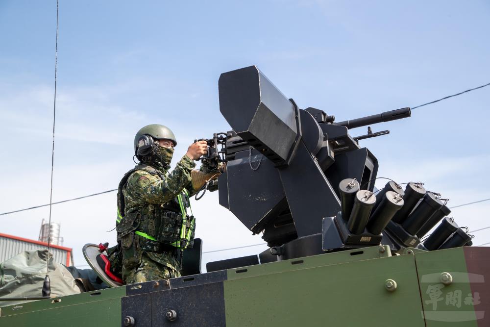 聯兵269旅官兵於戰術機動中對外實施警戒。（軍聞社記者王進福攝）