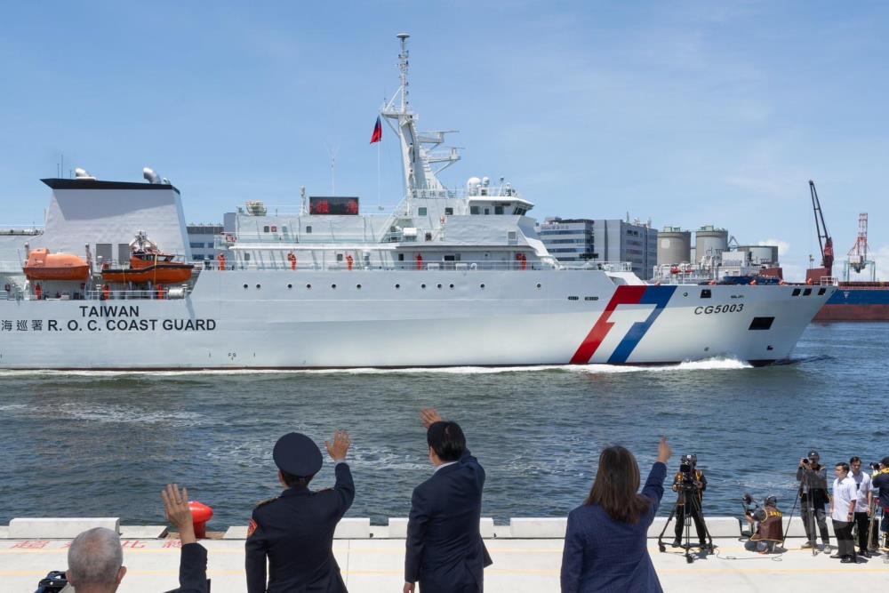 賴總統起身向海空分列式兵力揮手致意。（總統府提供）