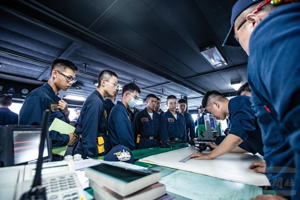 海軍官校與國防大學應屆畢業生依專長輪值駕駛臺、戰情室與輪機等部位。(軍聞社記者王茗生攝) 海軍官校與國防大學應屆畢業生依專長輪值駕駛臺、戰情室與輪機等部位。(軍聞社記者王茗生攝)