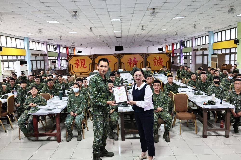 陸軍臺南市後備旅日前舉辦「法治教育暨金融消費防詐講習」。（第八軍團提供）