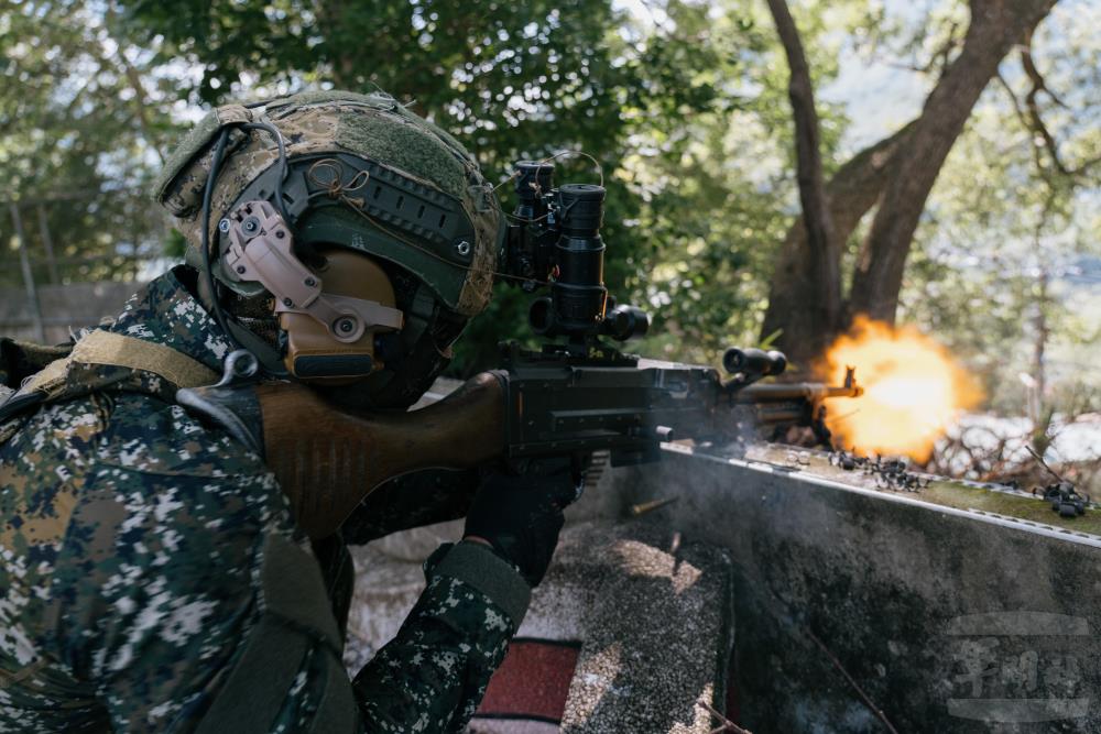 特戰官兵對敵實施連續突擊，確保交通要道暢通。（軍聞社記者陳彥樺攝）