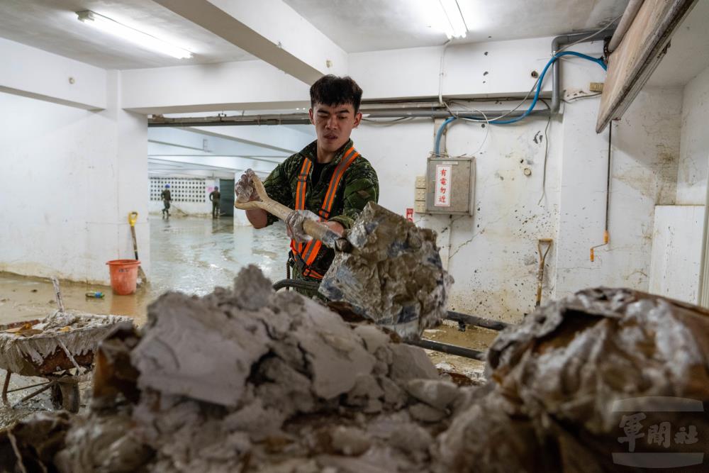 蘭指部官兵協助清淤。（軍聞社記者吳東昇攝）