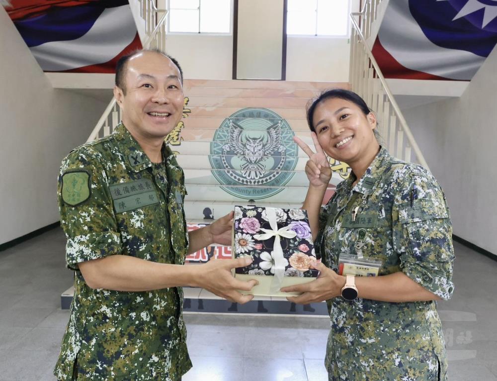旅長陳上校代表致贈母親節禮品予單位母職同仁，感謝她們平日兼顧家庭與工作。（第八軍團提供）