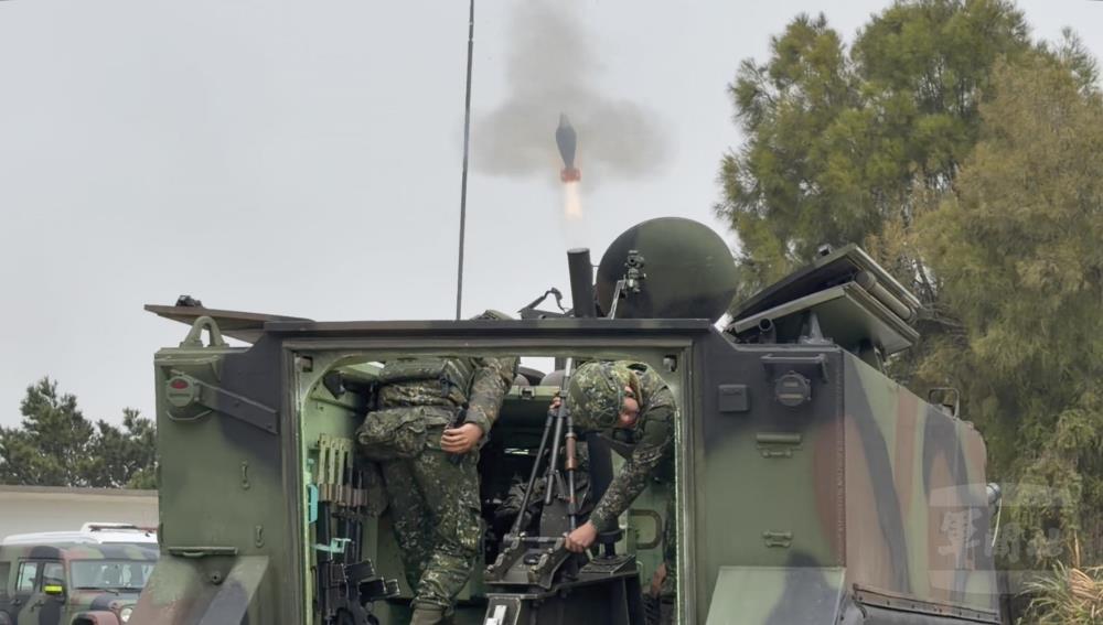 東引指揮部「忠義操演」，官兵操作81迫砲向目標區射擊。（東指部提供）