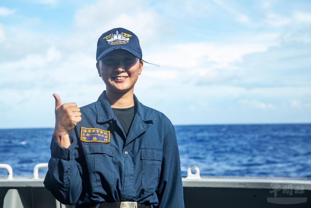 海軍官校學生謝詠伃表示，透過這次見習經驗，期許自己未來能擔負艦艇值更官的職責。
（軍聞社記者王茗生攝）