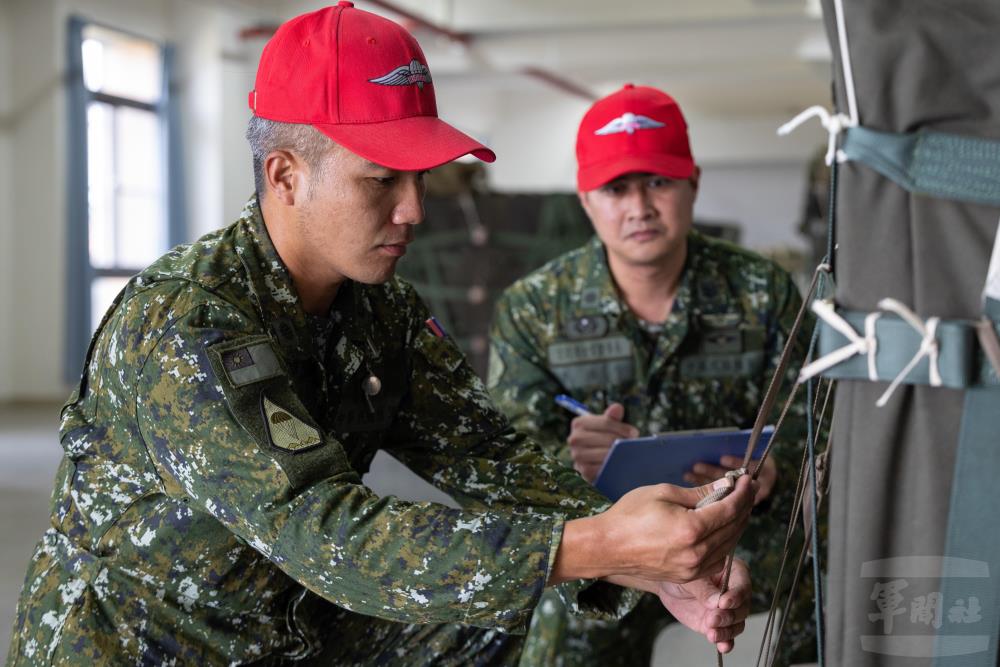 航特部空投連官兵實施物資捆包檢查。（軍聞社記者吳柏融攝）