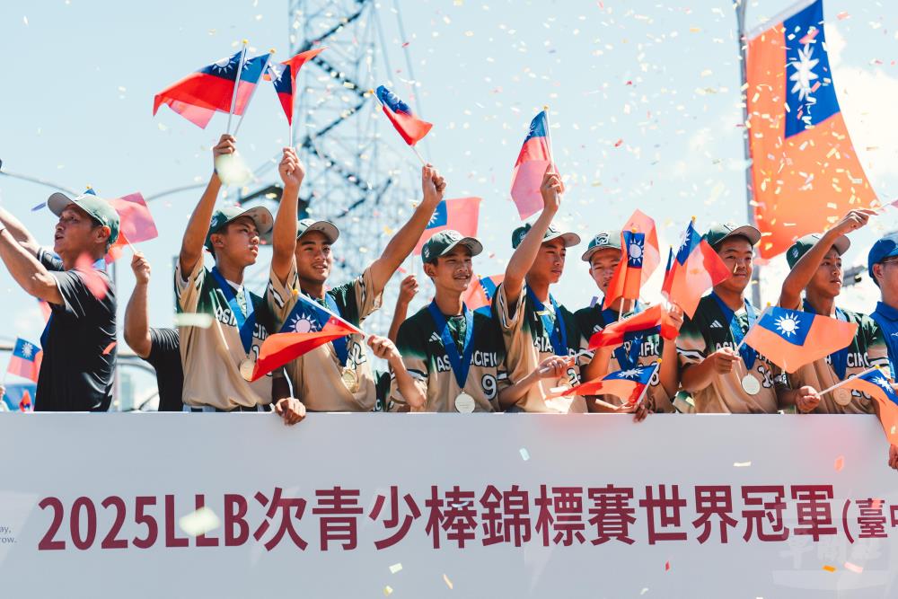 中型戰術輪車載著臺中中山國中、臺北東園國小的棒球小將們。（軍聞社記者陳彥樺攝）