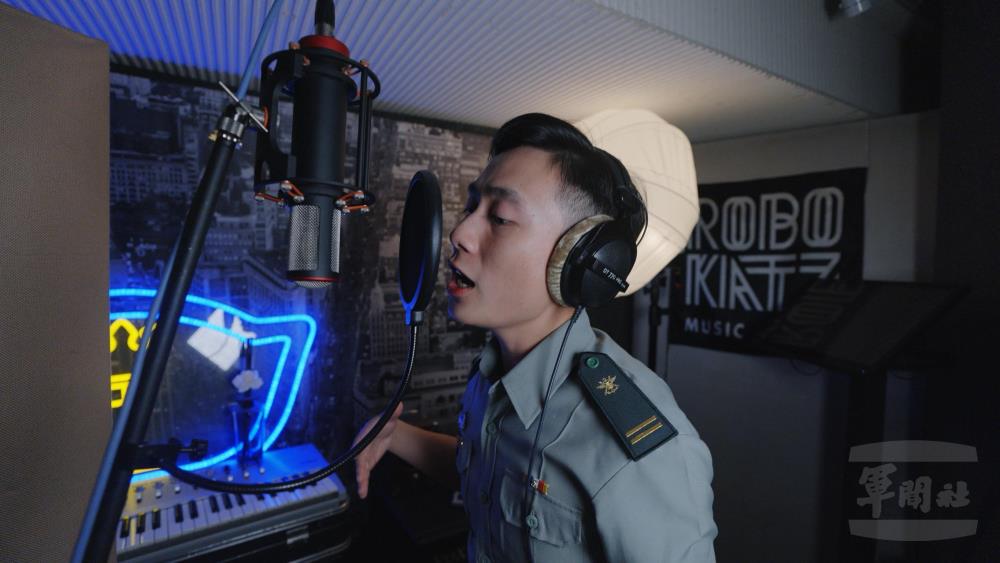 53工兵群呂超儒中尉進行錄音作業。（軍聞社記者陳彥樺攝）