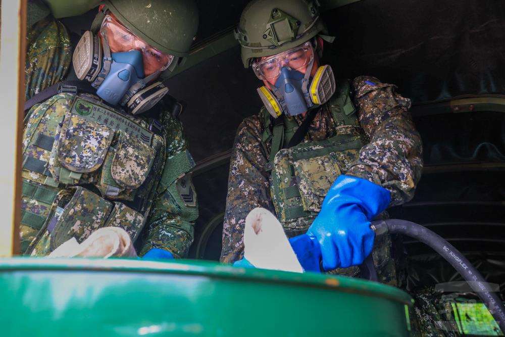 官兵運用可攜式民用型加油機具進行油料整補。（青年日報提供）