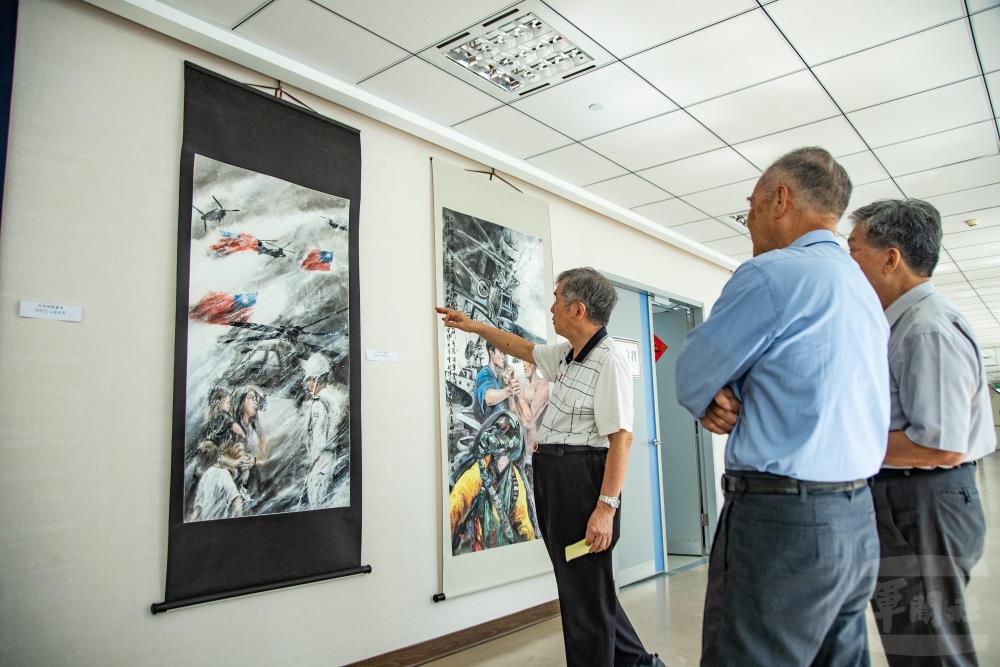 老師們針對各個作品逐一進行專業評比。（軍聞社記者王茗生攝）