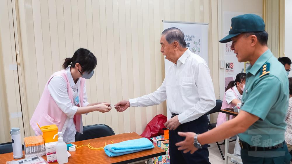 李榮譽理事長致贈醫護人員慰問品。（軍聞社記者文仁攝）