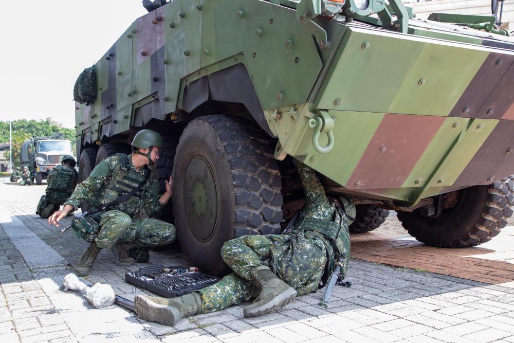 第三作戰區後勤部隊演練野戰搶修課目。（軍聞社記者王進福攝）