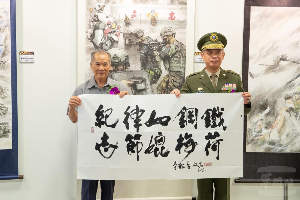 李轂摩藝術名家現場揮毫，為展覽增添藝術色彩。（軍聞社記者卓以立攝）