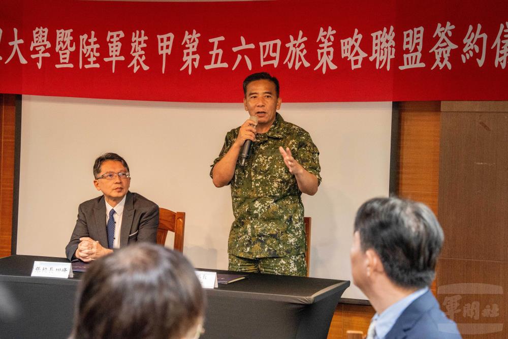 旅長高少將表示，透過此次策略聯盟簽訂，有助於官兵培養第二專長。（564旅提供）