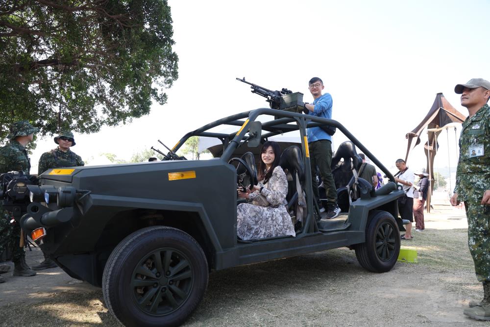 民眾體驗搭乘特戰突擊車。（軍聞社記者林澤廷攝）
