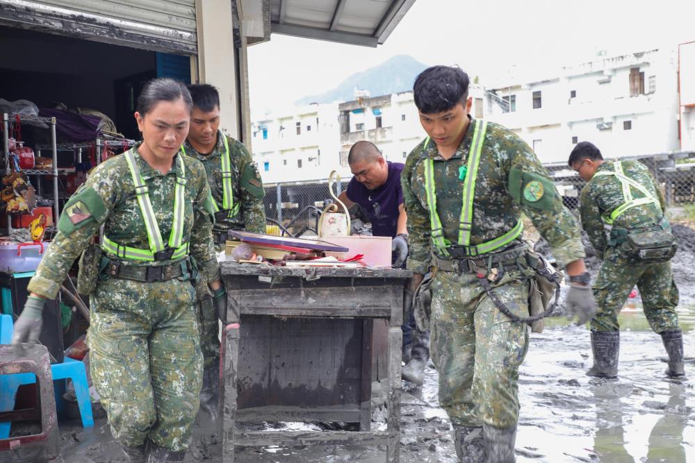 官兵協助廢棄物清運。（第二作戰區提供）