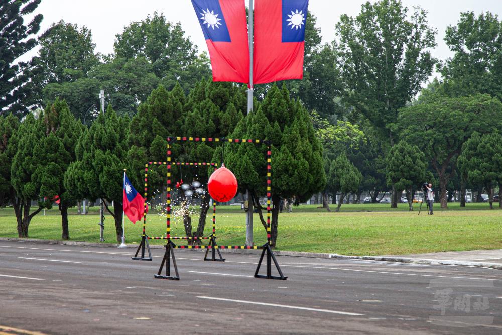 無人機偵攻小組透過無人機針對地面固定目標實施精準打擊。（軍聞社記者尤昱翔攝）