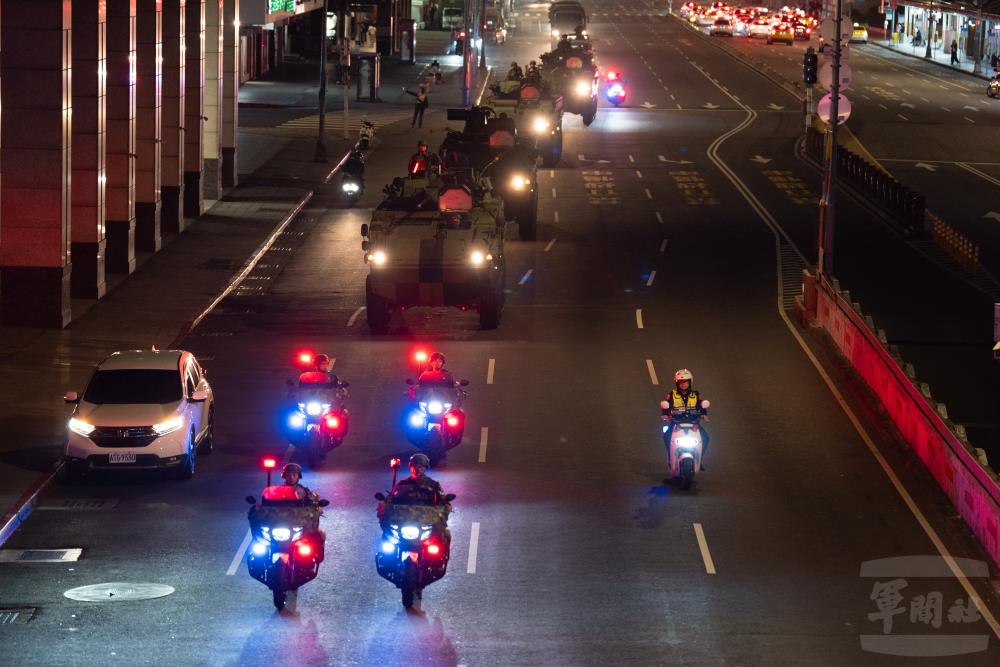 憲指部藉由訓練熟稔作戰地區周遭環境與機動路線。（軍聞社記者陳彥樺攝）