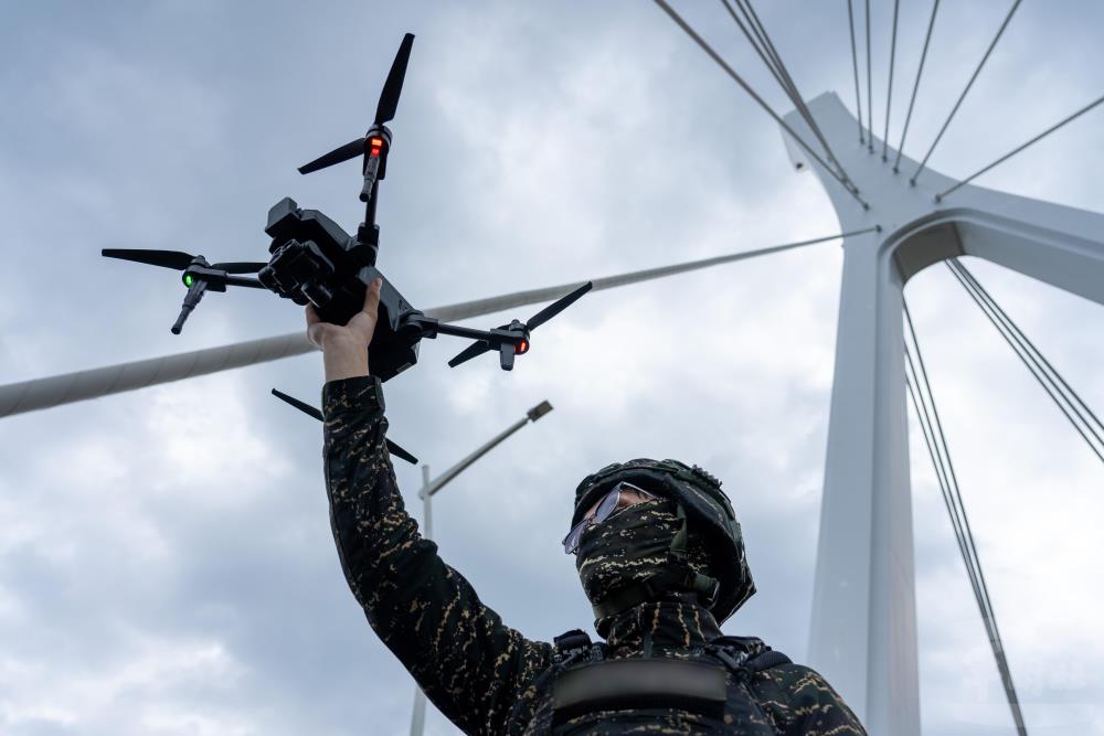 官兵運用偵搜型無人機實施戰場偵察。（軍聞社記者吳東昇攝）