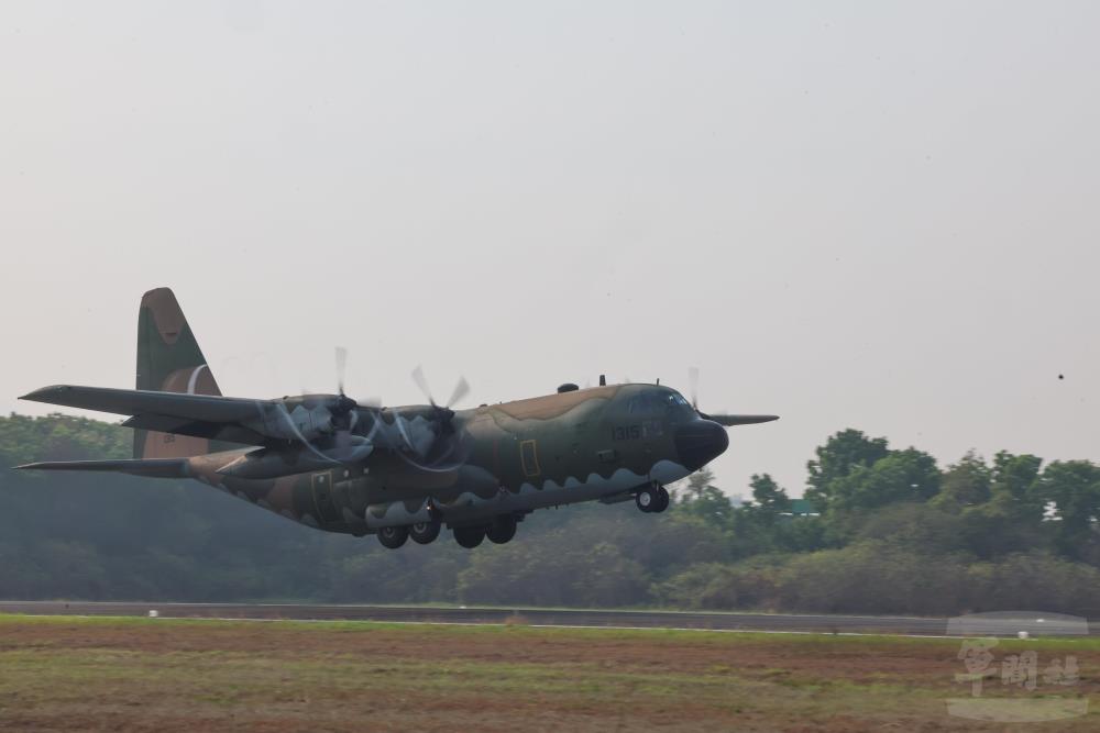 C-130H型運輸機起飛執行人工增雨任務。（軍聞社記者林澤廷攝）