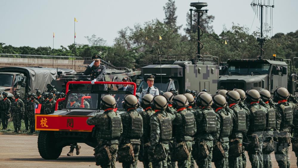 陳指揮官校閱部隊。（軍聞社記者陳軍均攝）