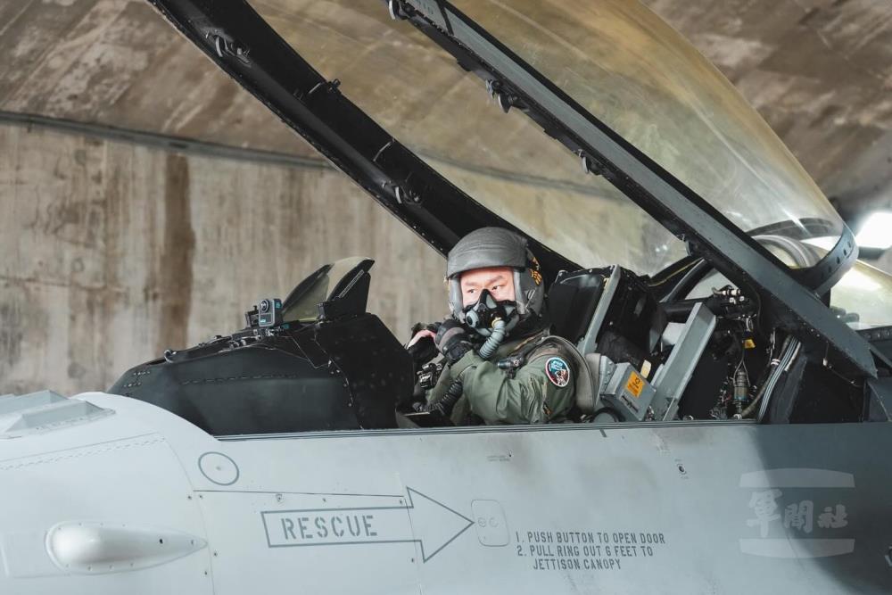 飛行員著裝準備起飛。（取自中華民國空軍臉書）