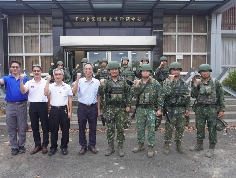 台糖公司傅執行長親赴現場慰問參與滅火的官兵。（第四作戰區提供）