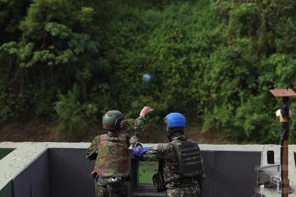 手榴彈實彈投擲。（軍聞社記者林澤廷攝）