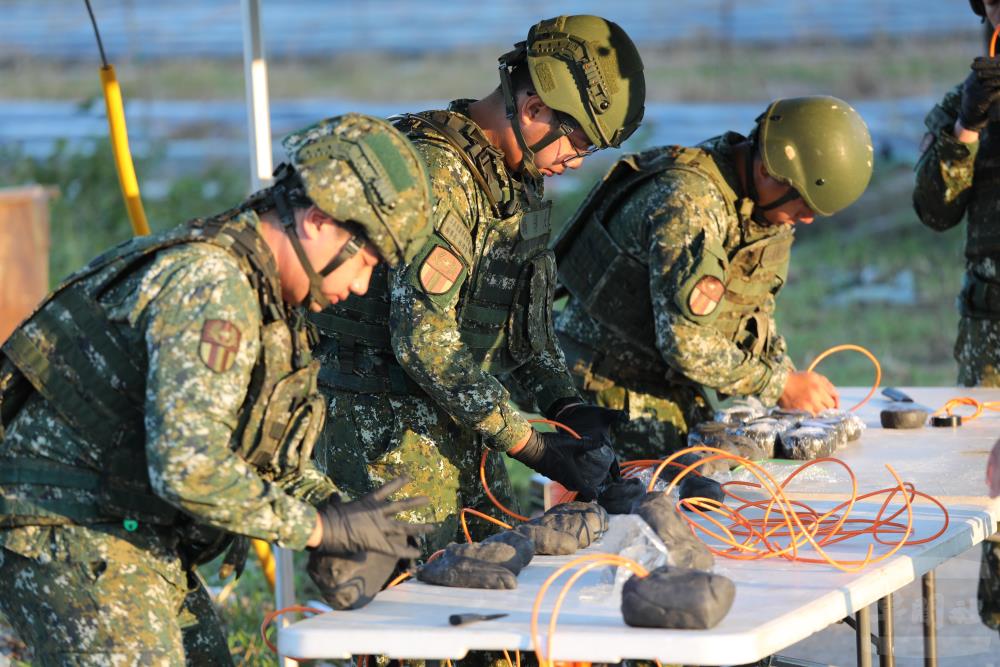 陸軍五三工兵群透過實地訓練執行炸橋訓練。（陸軍司令部提供）
