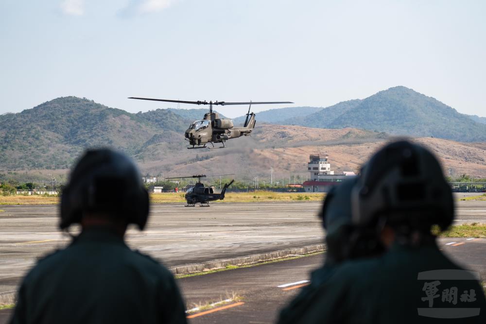 預備換手的飛官於管制室前待命。（軍聞社記者林庭暉攝）